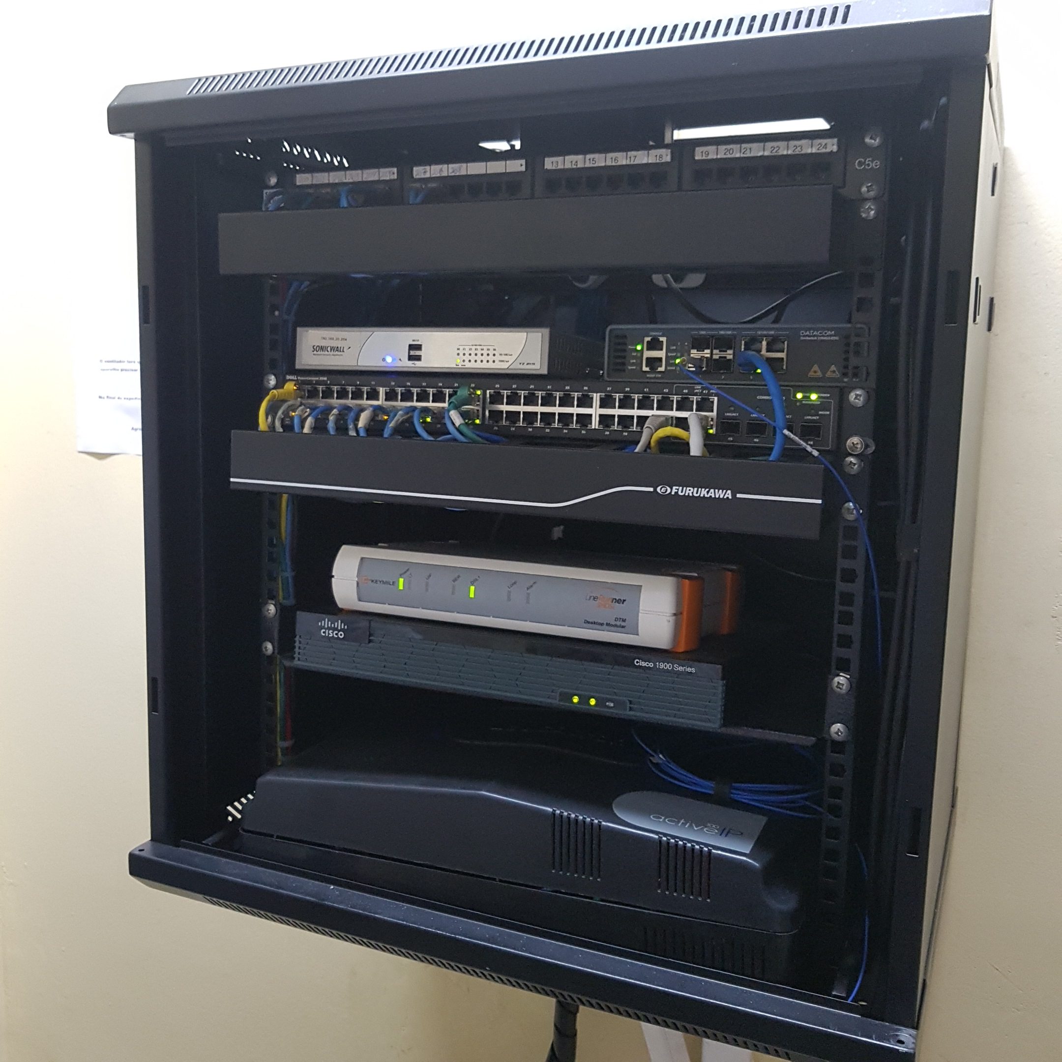 Veneza Equipamentos: rack organizado e rede mais eficiente